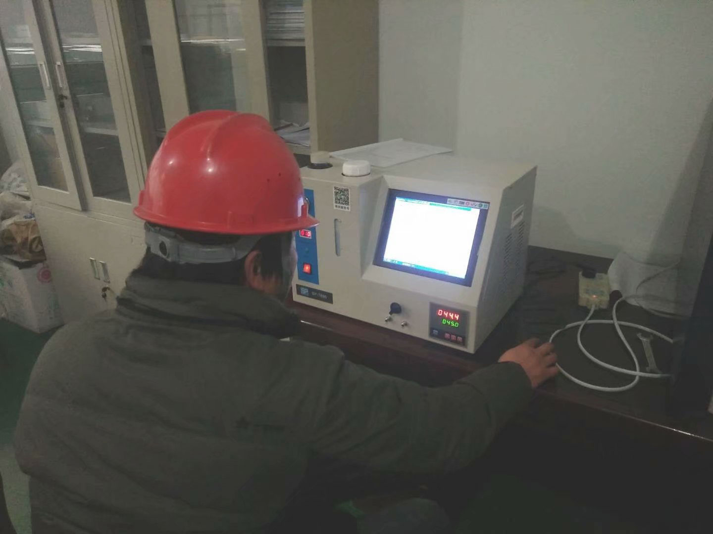 众鑫公司天然气成分分析仪安装调试现场